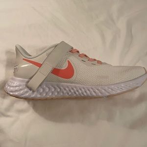 Nike revolution 5 flyease running shoe